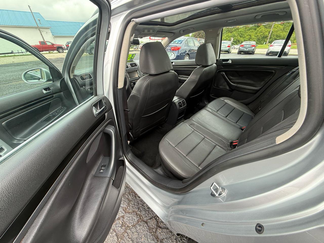 Volkswagen Jetta SportWagen 2.5L SE 2011