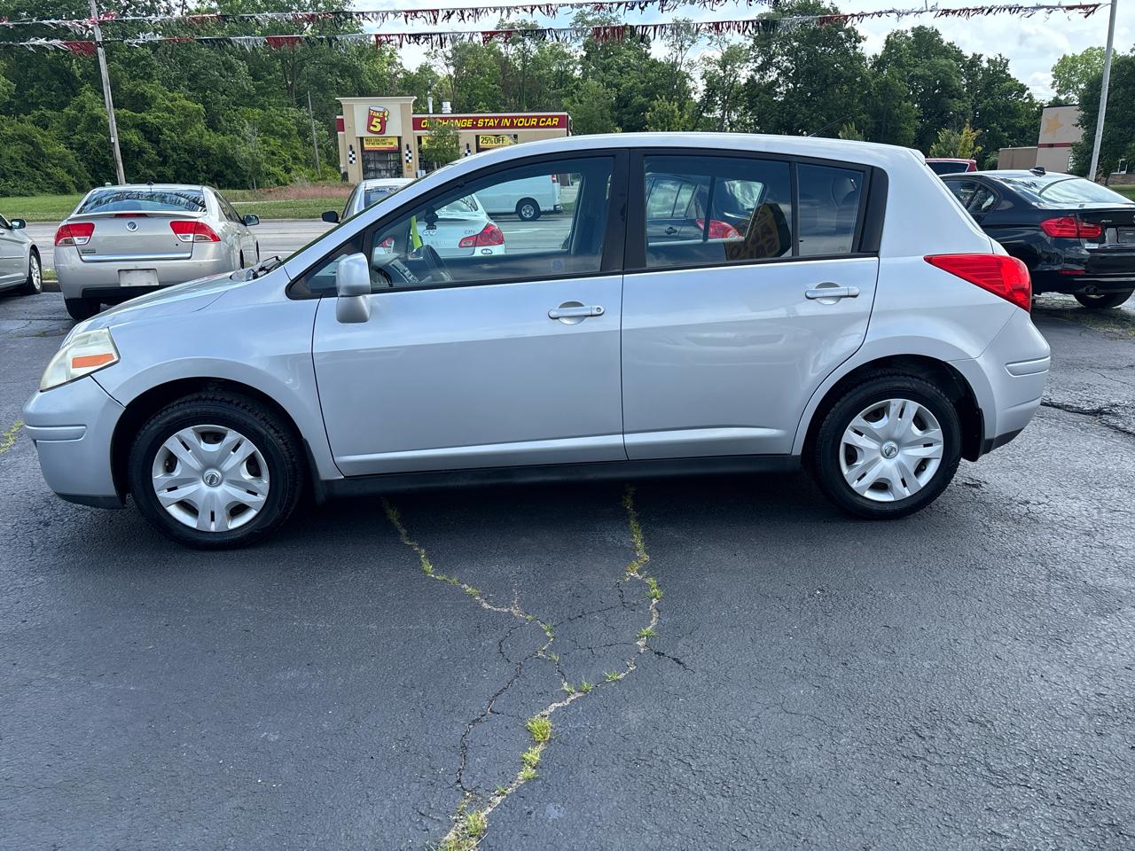Nissan Versa 1.8 SL Hatchback 2011