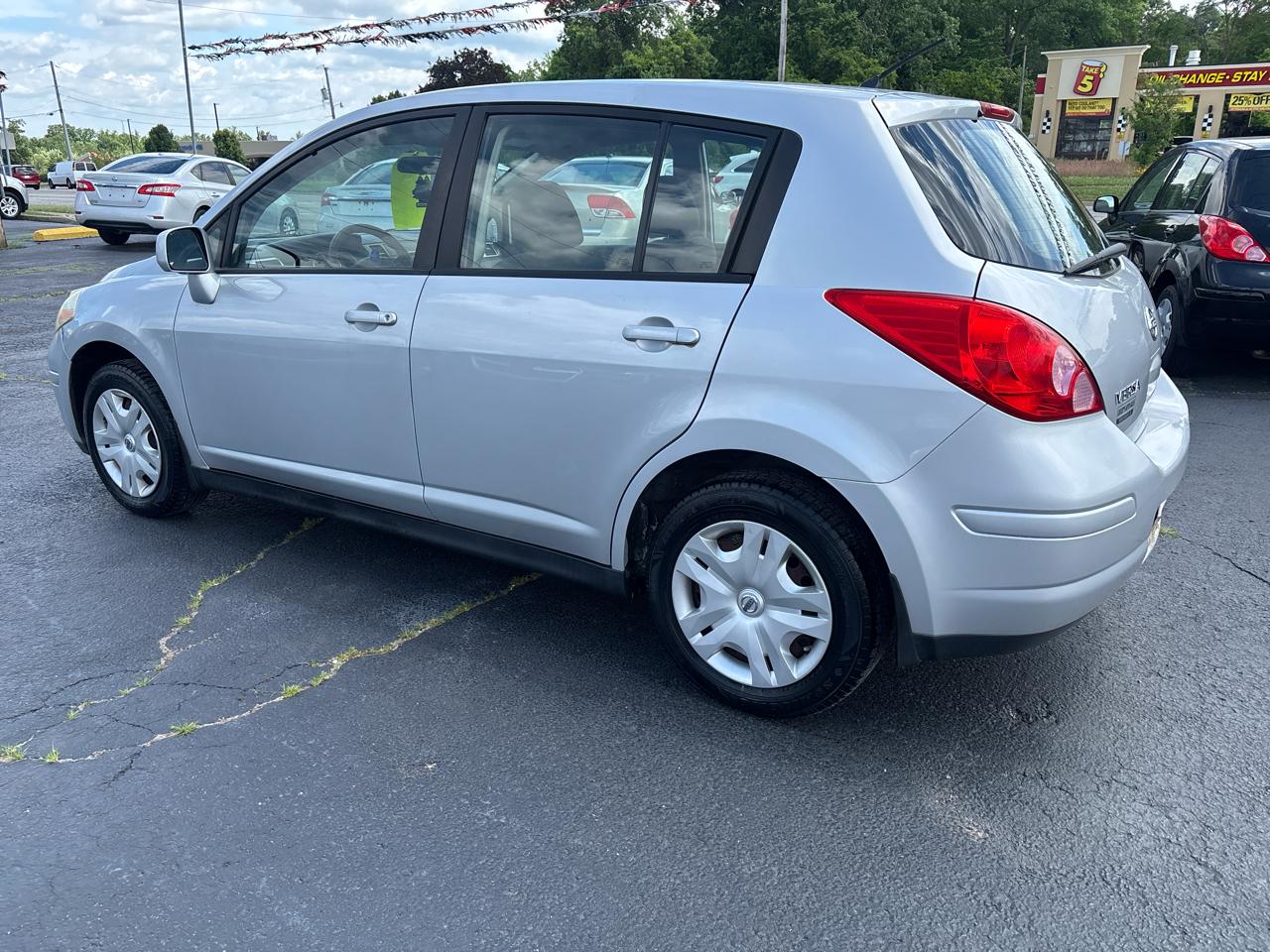 Nissan Versa 1.8 SL Hatchback 2011