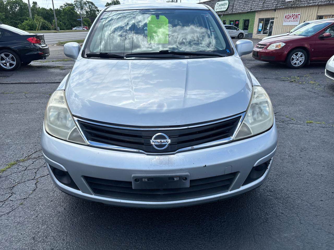 Nissan Versa 1.8 SL Hatchback 2011