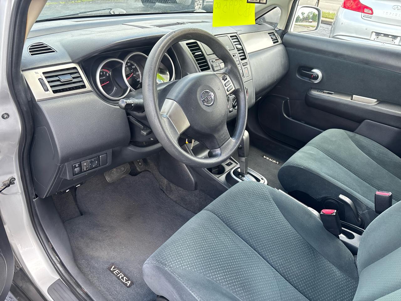 Nissan Versa 1.8 SL Hatchback 2011