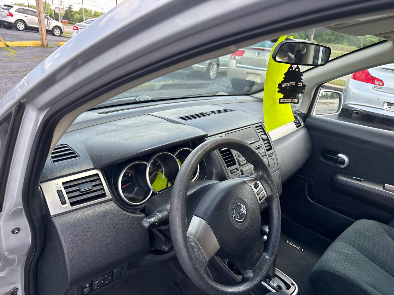 Nissan Versa 1.8 SL Hatchback 2011