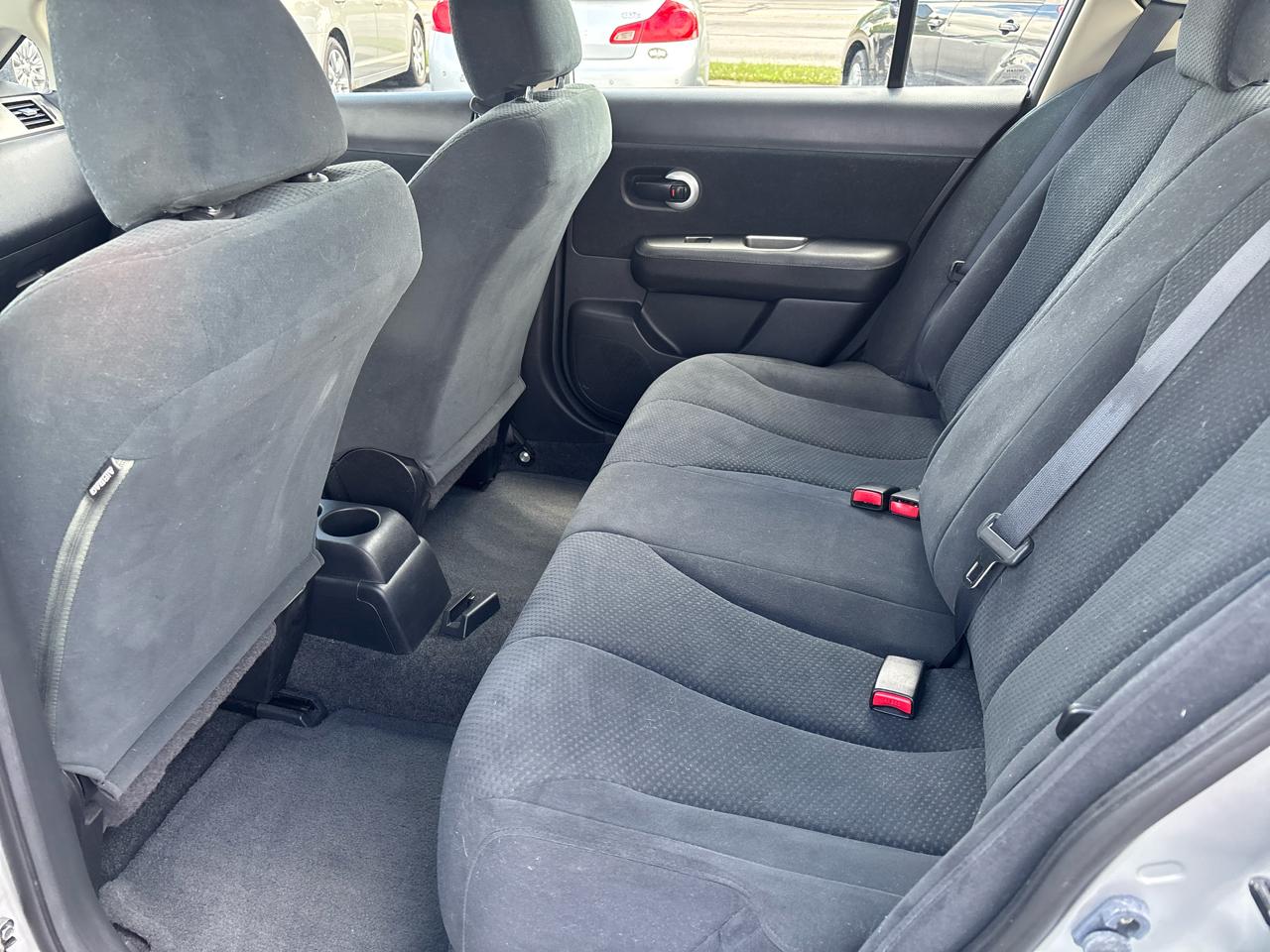 Nissan Versa 1.8 SL Hatchback 2011