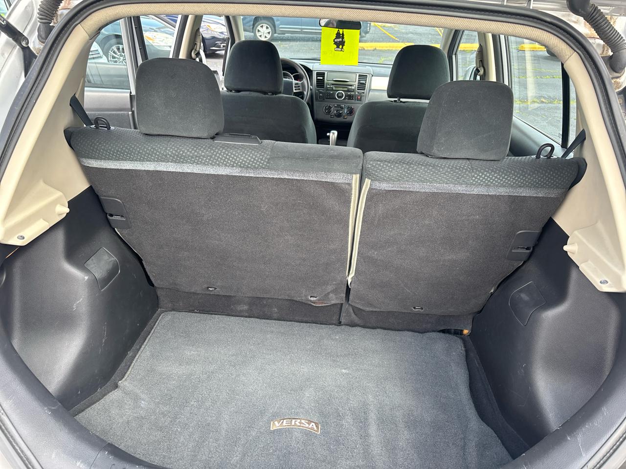 Nissan Versa 1.8 SL Hatchback 2011
