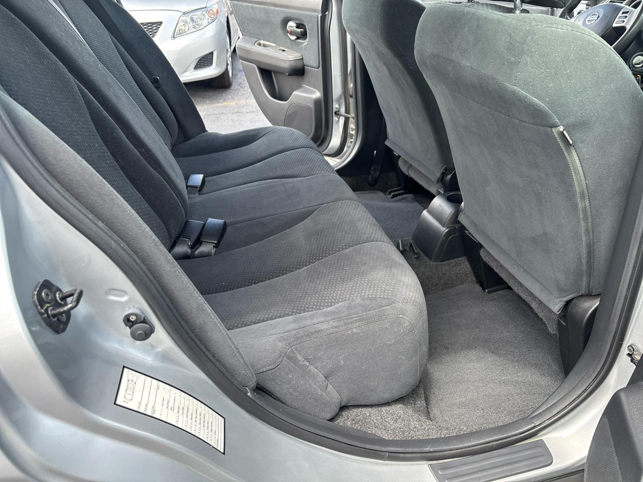 Nissan Versa 1.8 SL Hatchback 2011