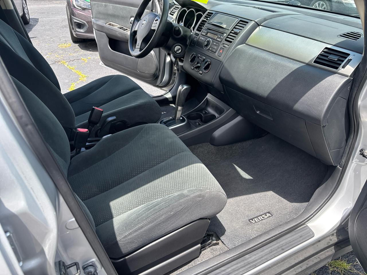 Nissan Versa 1.8 SL Hatchback 2011