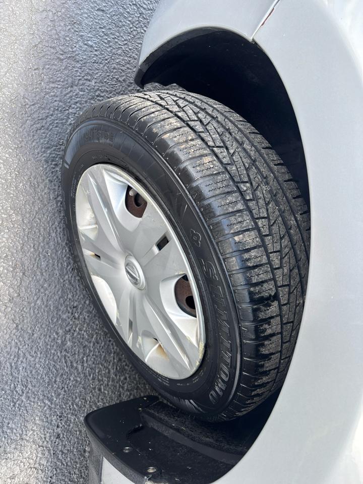 Nissan Versa 1.8 SL Hatchback 2011