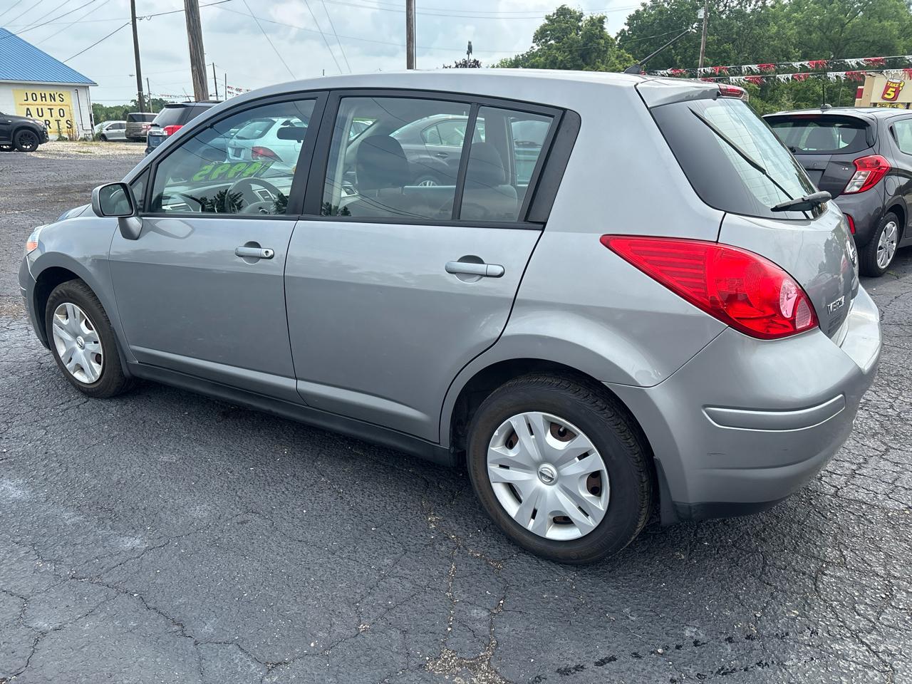 Nissan Versa 1.8 SL Hatchback 2012
