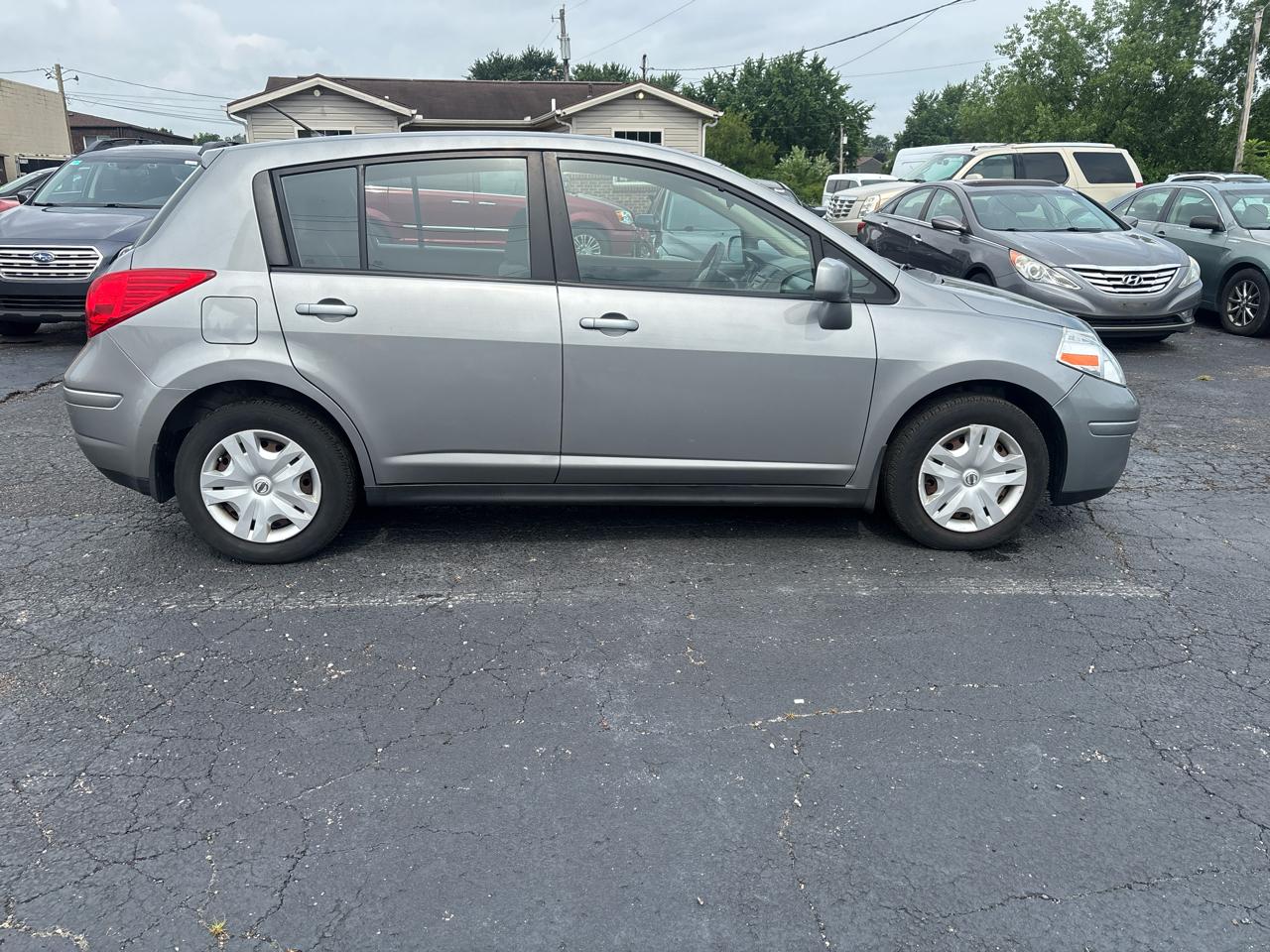 Nissan Versa 1.8 SL Hatchback 2012