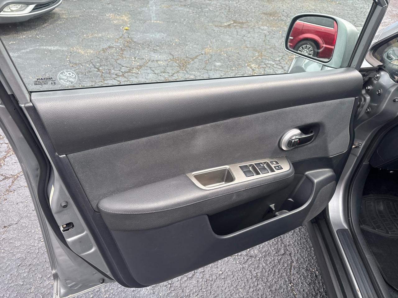 Nissan Versa 1.8 SL Hatchback 2012