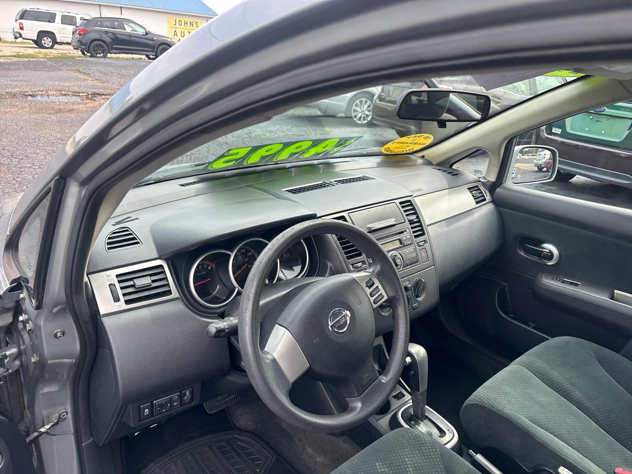 Nissan Versa 1.8 SL Hatchback 2012