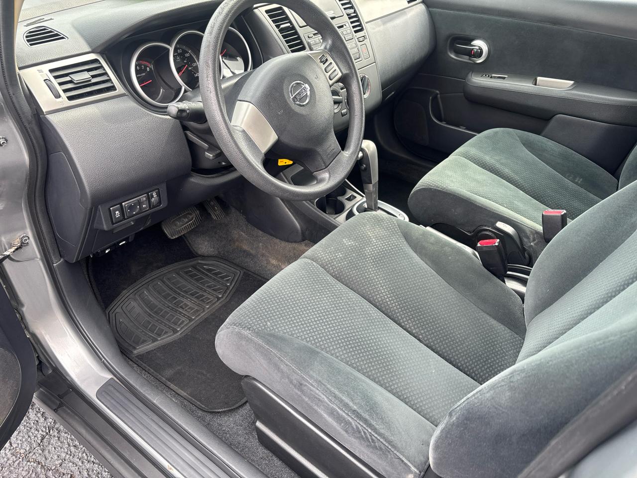 Nissan Versa 1.8 SL Hatchback 2012