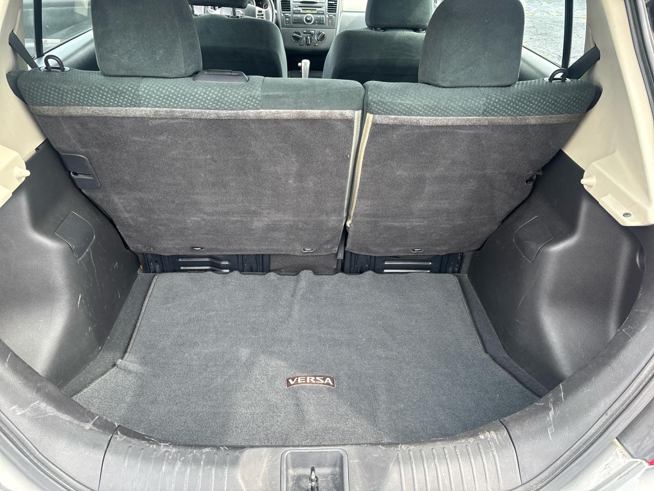 Nissan Versa 1.8 SL Hatchback 2012
