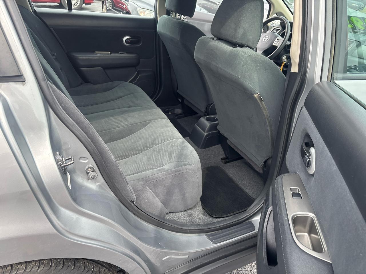 Nissan Versa 1.8 SL Hatchback 2012