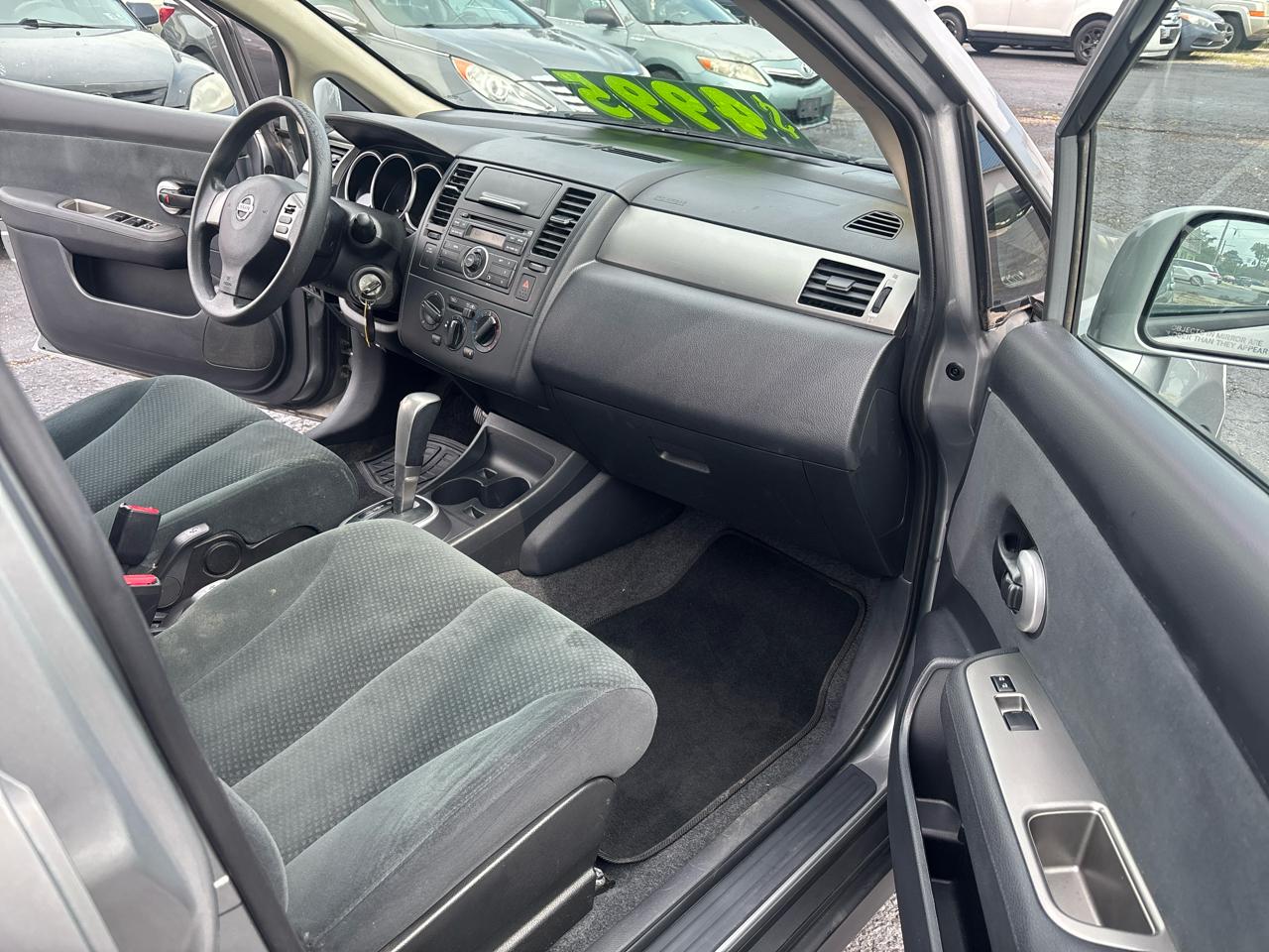 Nissan Versa 1.8 SL Hatchback 2012