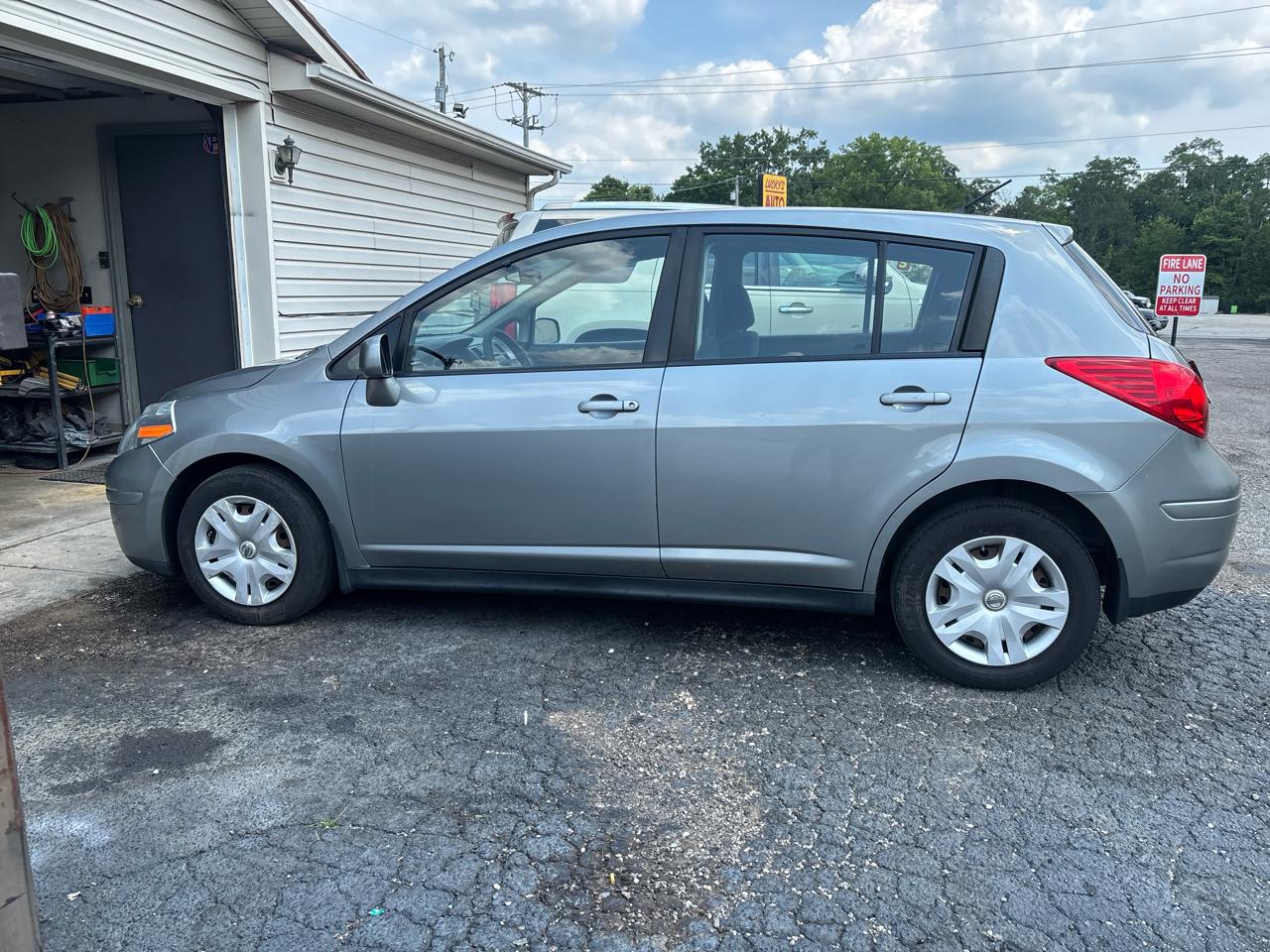 Nissan Versa 1.8 SL Hatchback 2011