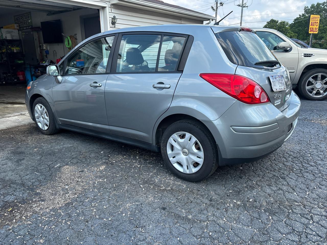 Nissan Versa 1.8 SL Hatchback 2011