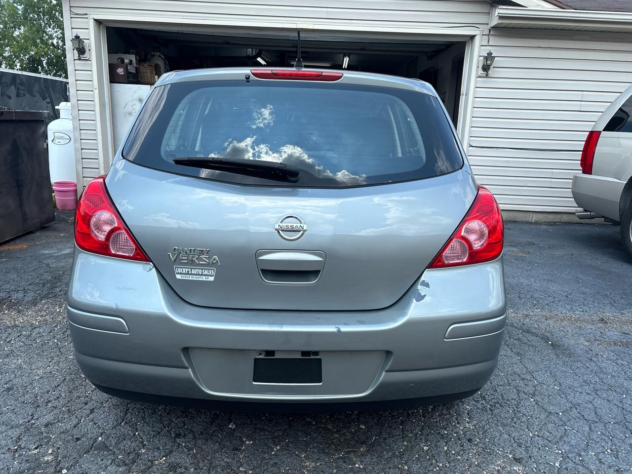 Nissan Versa 1.8 SL Hatchback 2011