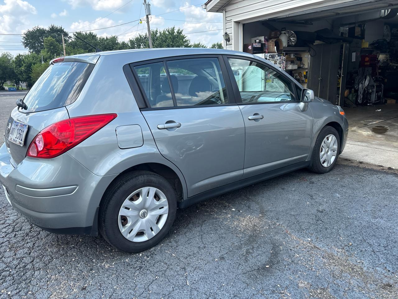 Nissan Versa 1.8 SL Hatchback 2011