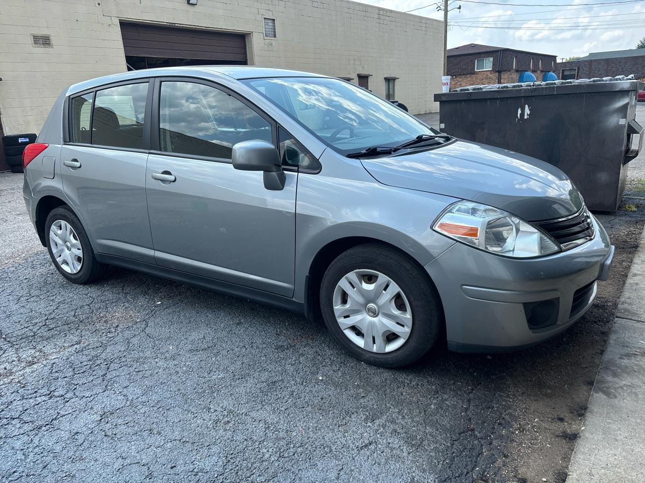 Nissan Versa 1.8 SL Hatchback 2011