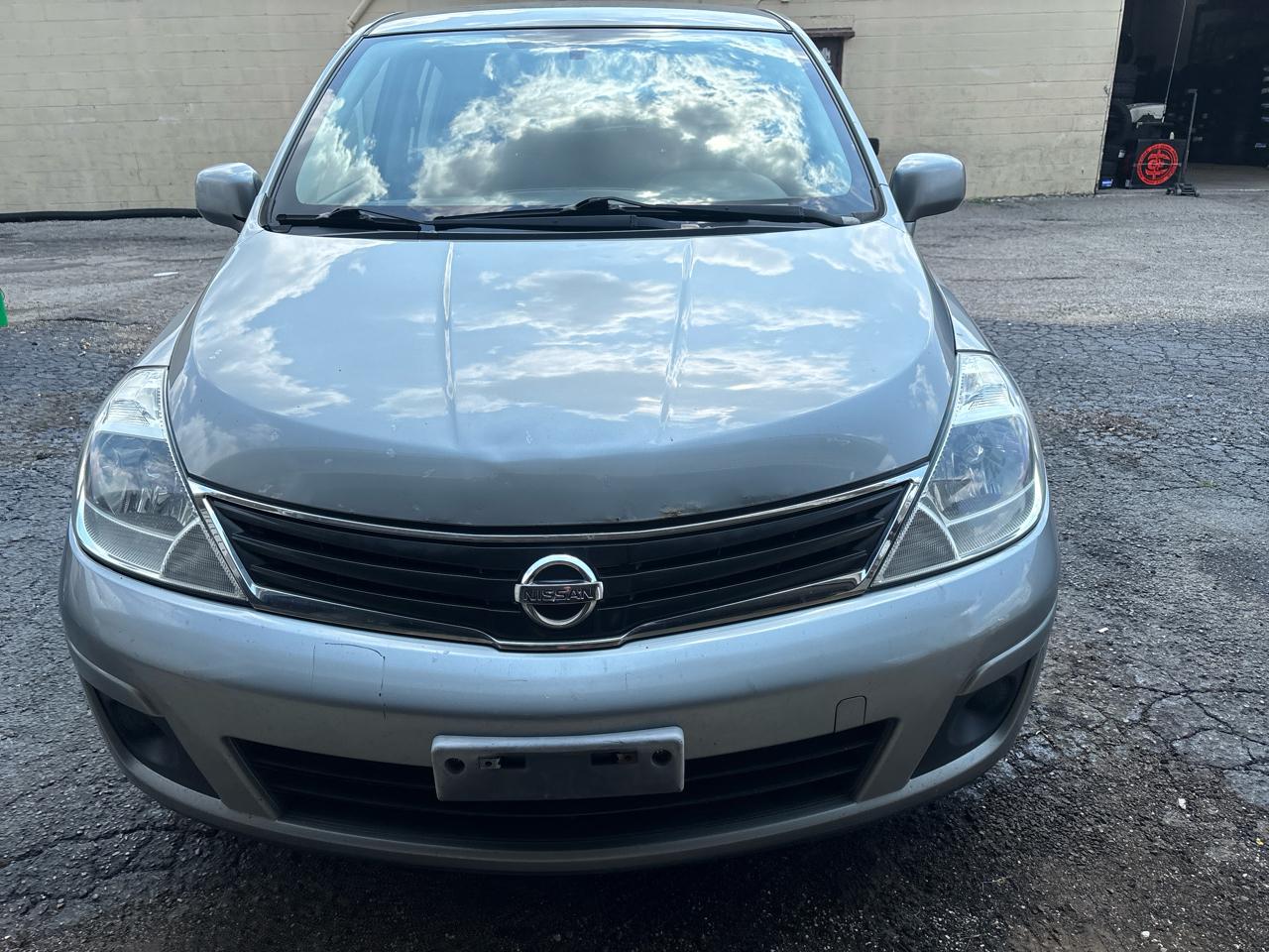 Nissan Versa 1.8 SL Hatchback 2011