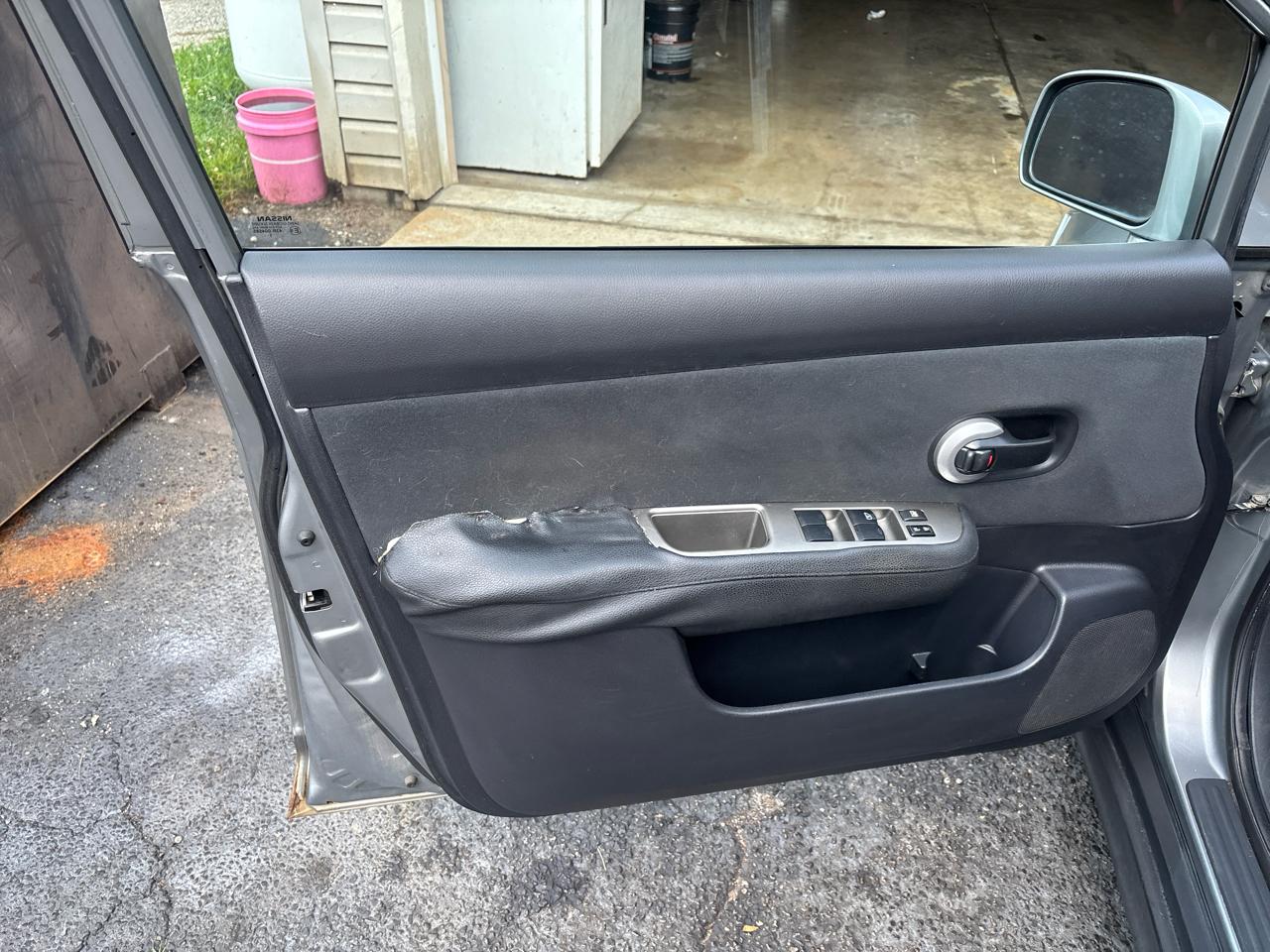 Nissan Versa 1.8 SL Hatchback 2011