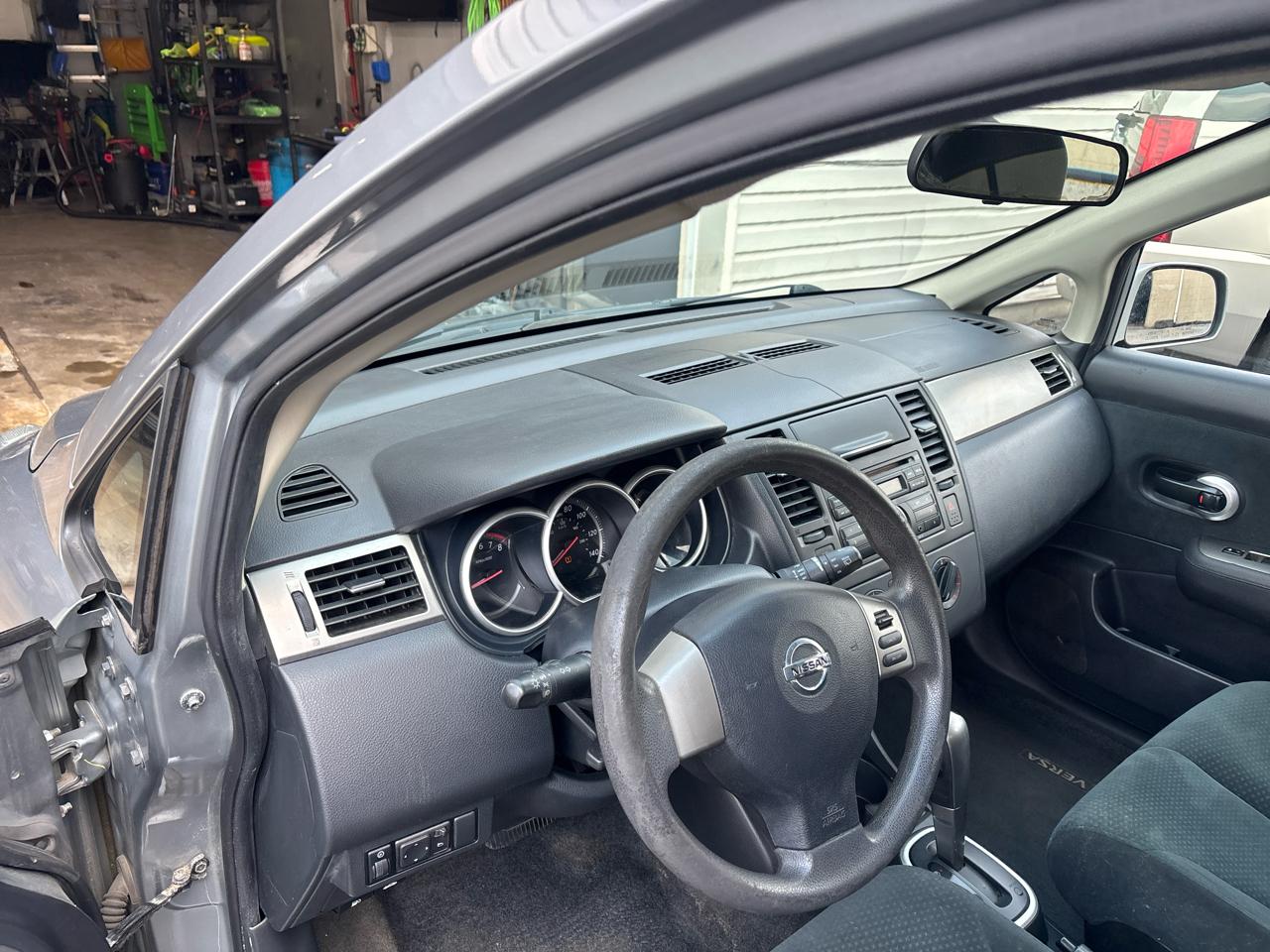 Nissan Versa 1.8 SL Hatchback 2011