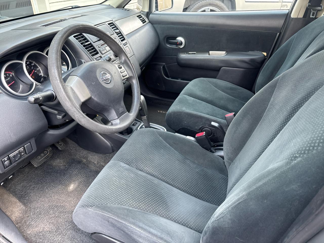 Nissan Versa 1.8 SL Hatchback 2011