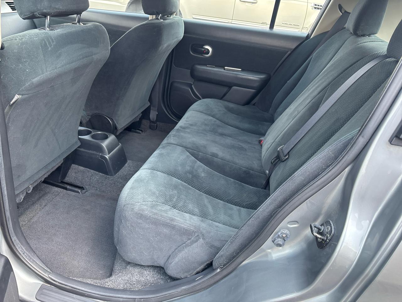 Nissan Versa 1.8 SL Hatchback 2011