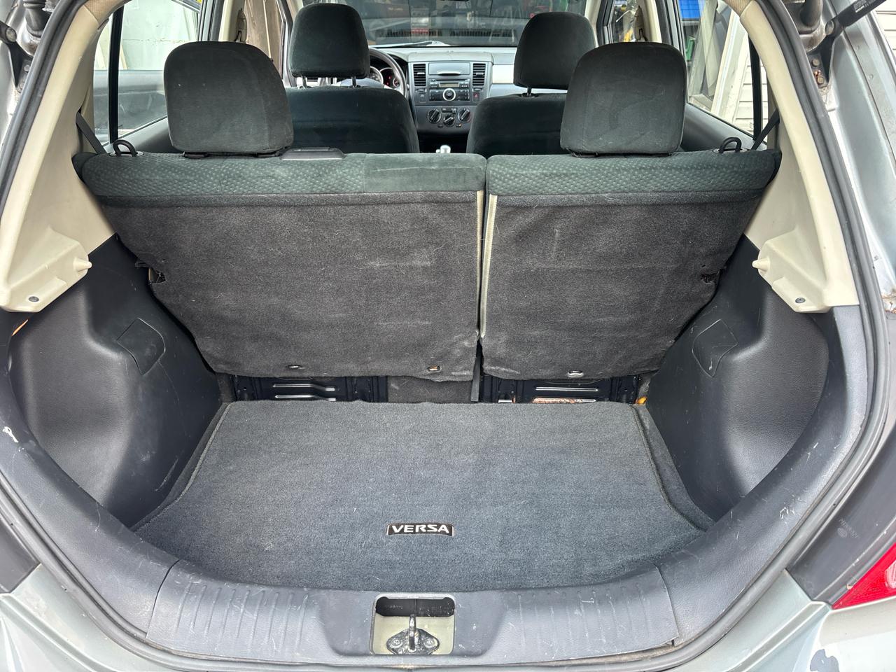 Nissan Versa 1.8 SL Hatchback 2011