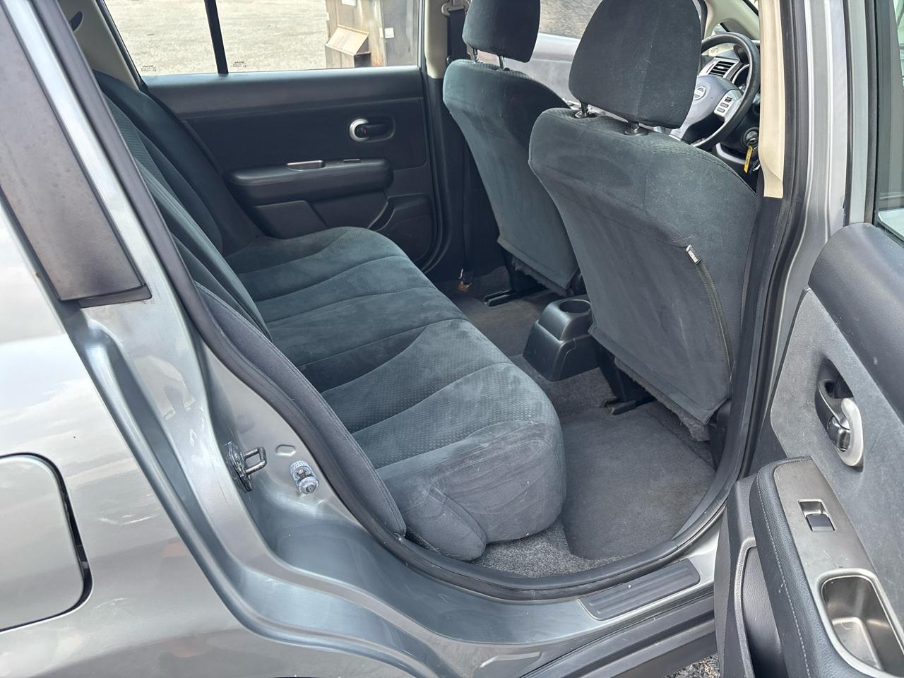 Nissan Versa 1.8 SL Hatchback 2011