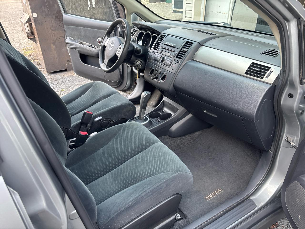 Nissan Versa 1.8 SL Hatchback 2011