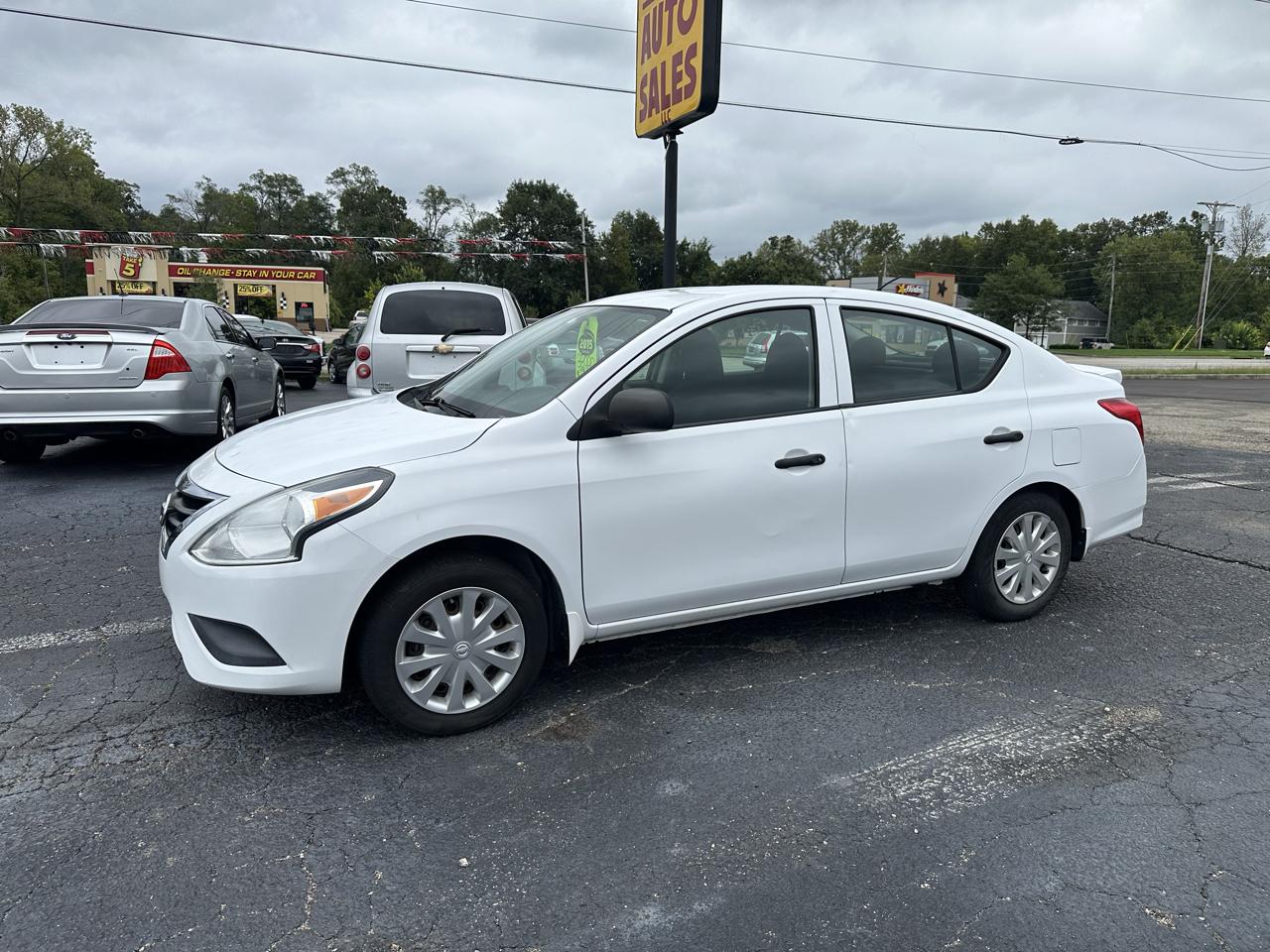 Nissan Versa photo 2