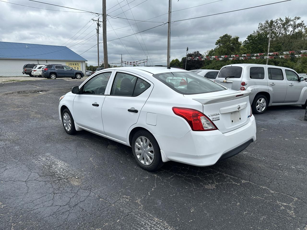 Nissan Versa photo 5
