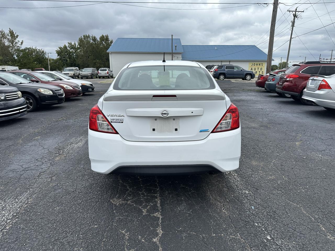 Nissan Versa photo 6