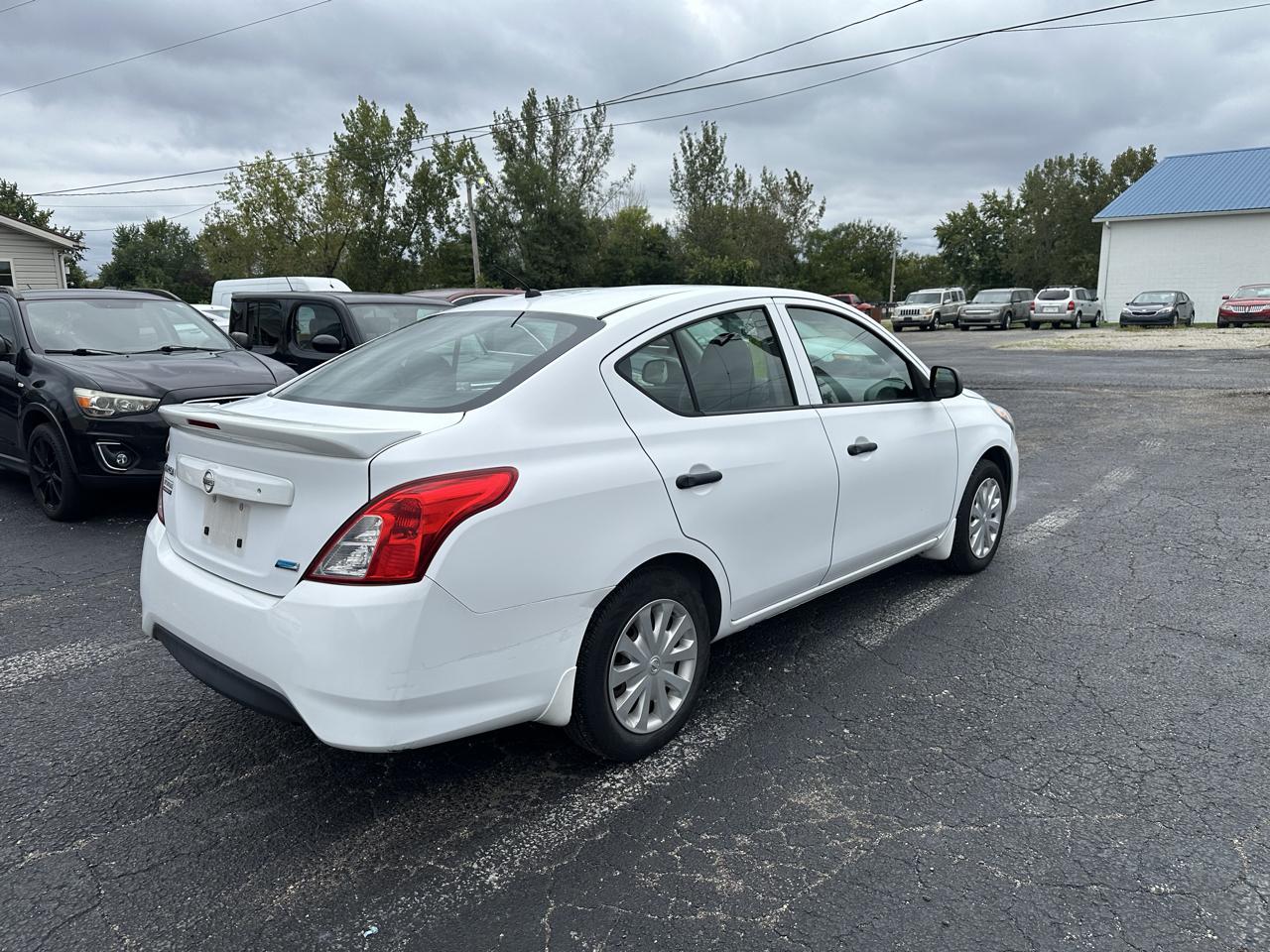 Nissan Versa photo 7