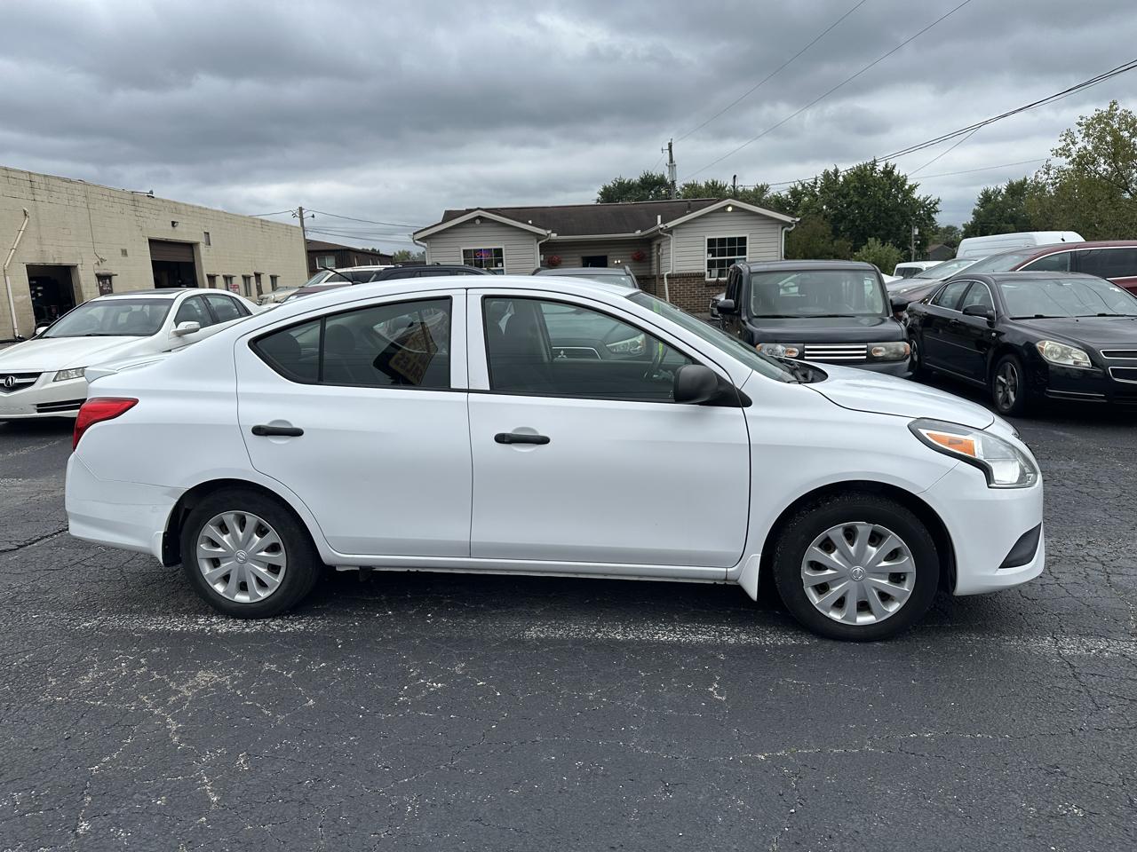 Nissan Versa photo 8