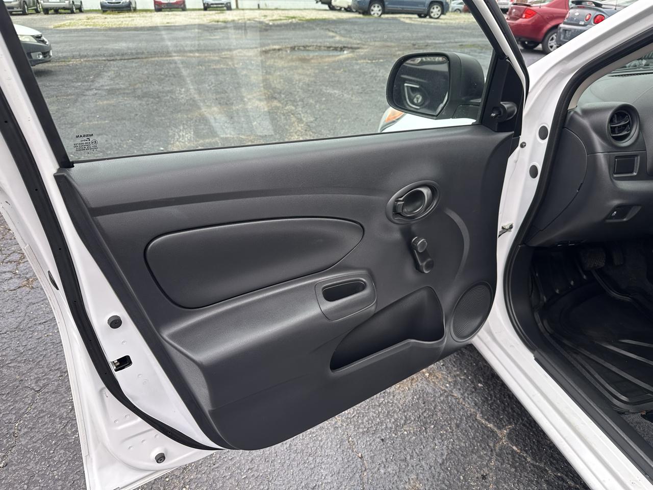 Nissan Versa photo 10