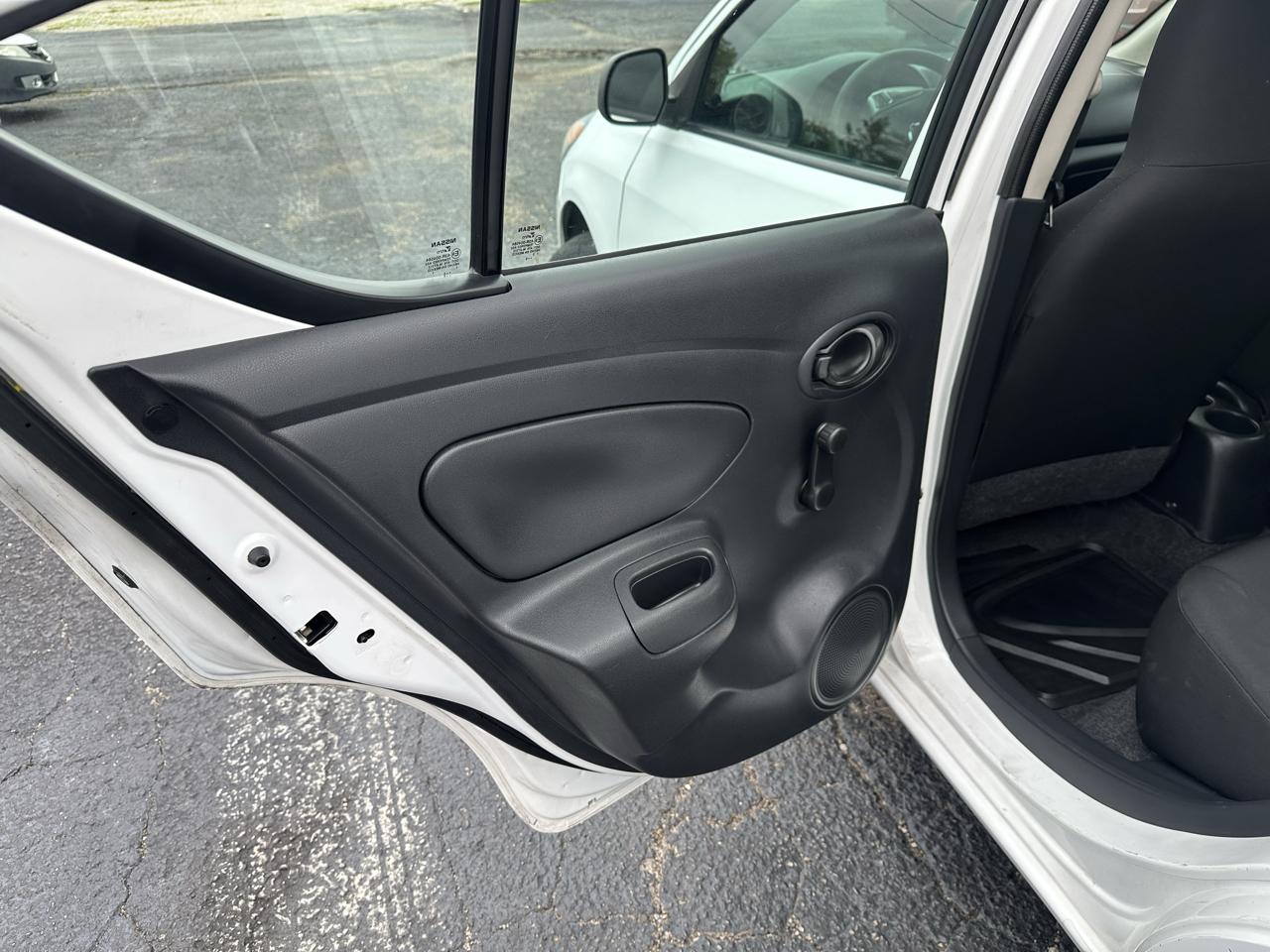 Nissan Versa photo 14