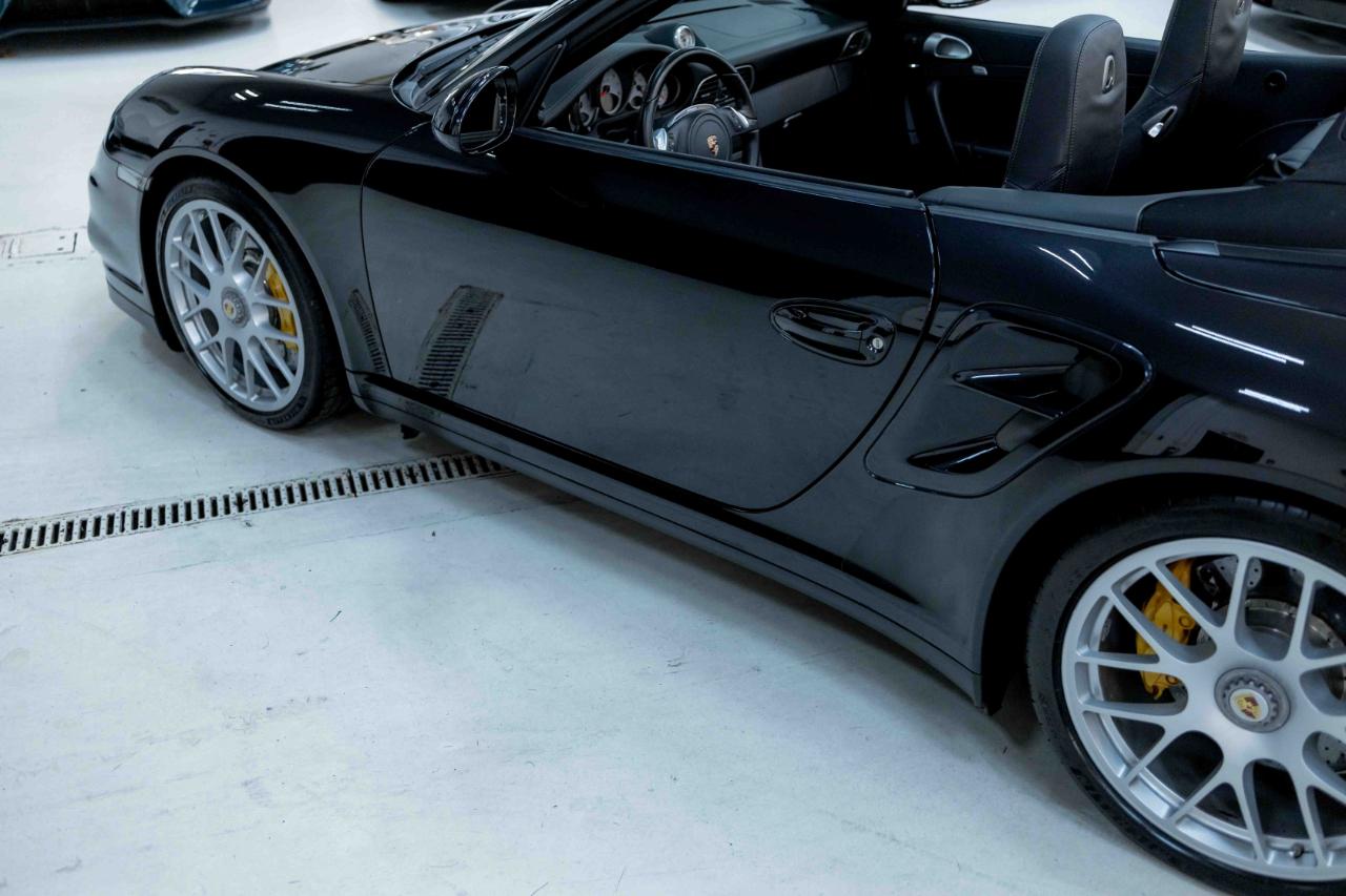 Porsche 911 Turbo S Cabriolet 2011