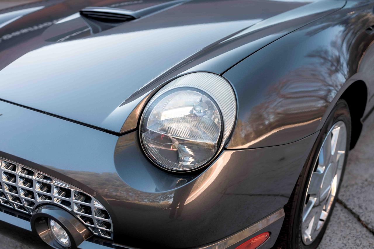 Ford Thunderbird Deluxe 2003