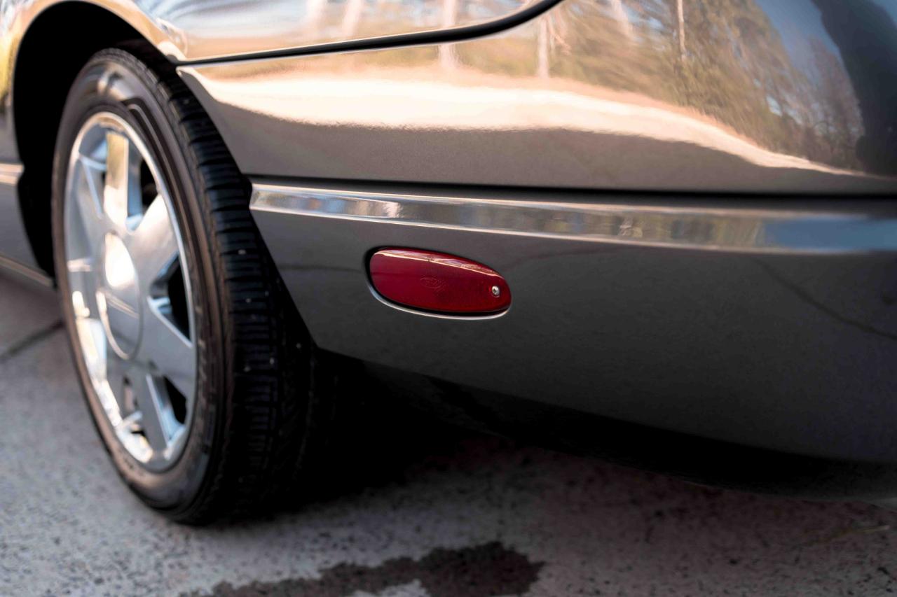 Ford Thunderbird Deluxe 2003