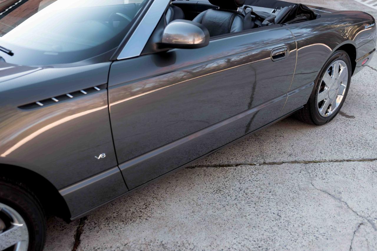 Ford Thunderbird Deluxe 2003