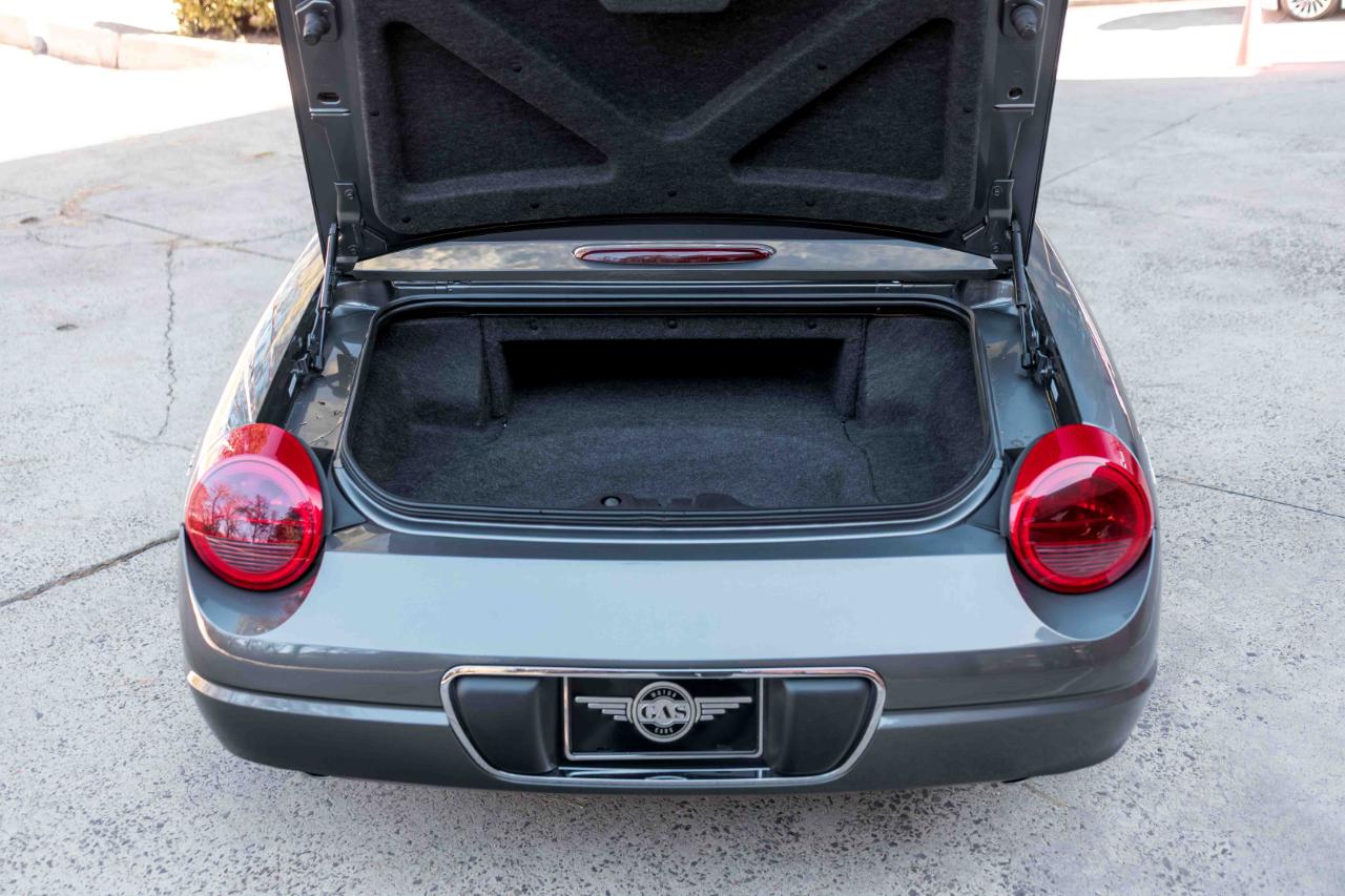 Ford Thunderbird Deluxe 2003