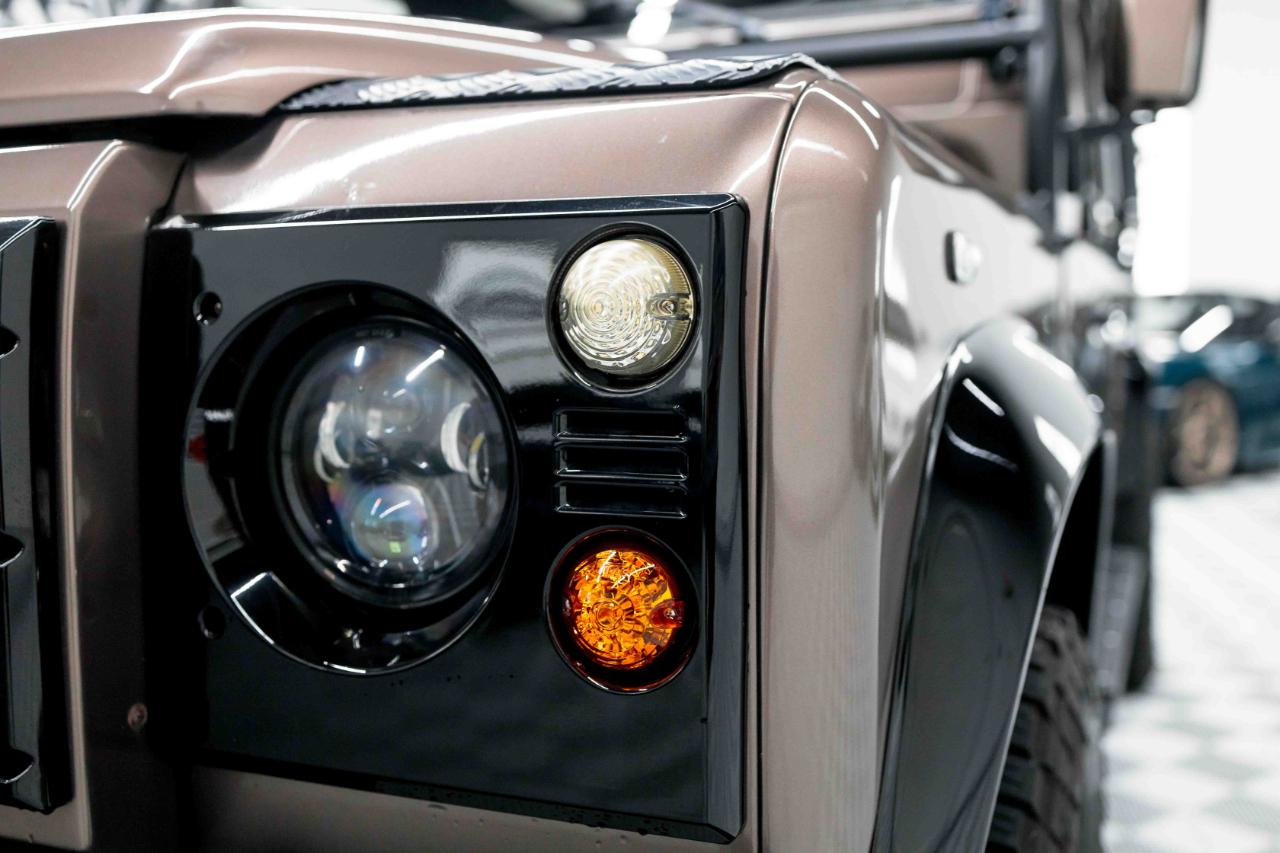 Land Rover Defender 110  2021