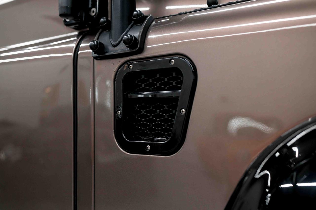 Land Rover Defender 110  2021