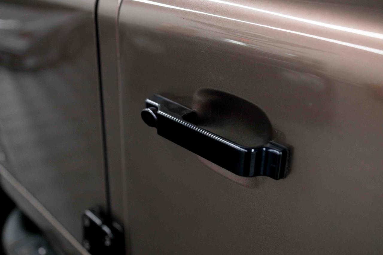 Land Rover Defender 110  2021