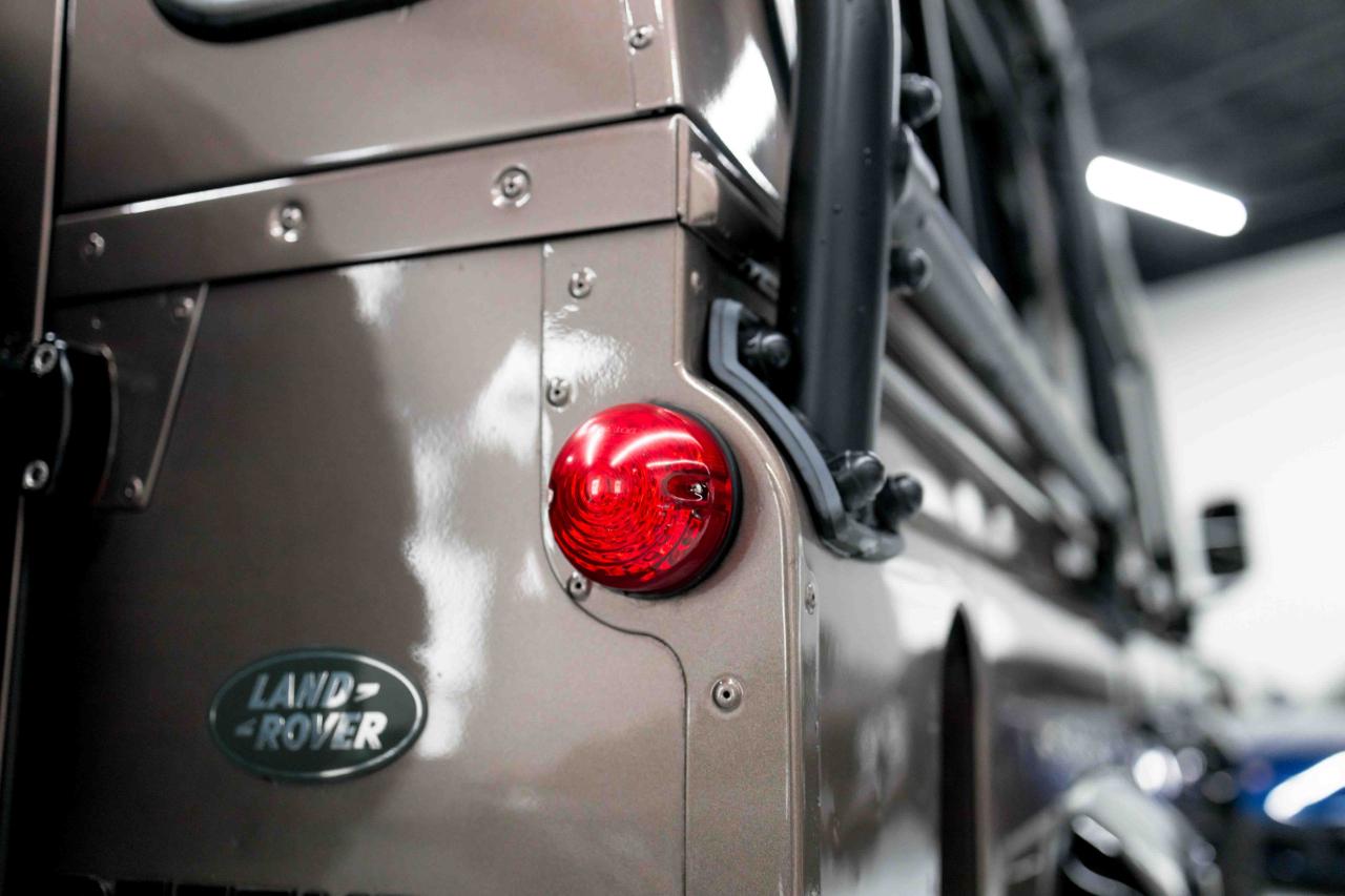 Land Rover Defender 110  2021