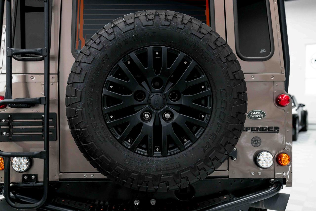 Land Rover Defender 110  2021