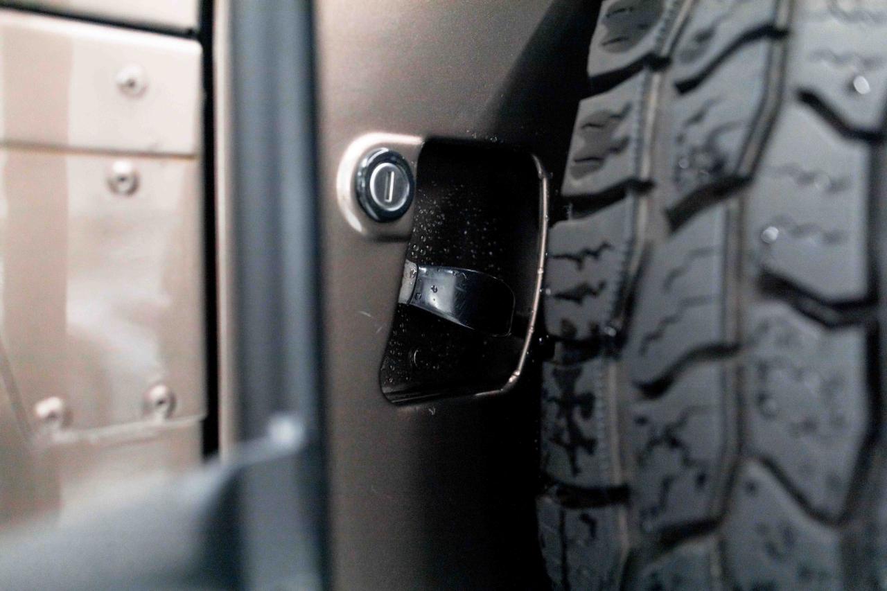 Land Rover Defender 110  2021